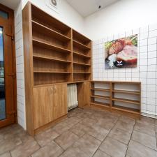 Máme za sebou také obchodní regály....